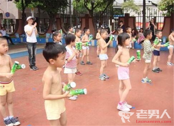 幼儿园男童女童光膀打球 园方称给孩子们做日光浴