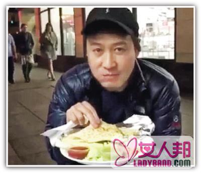 天王黎明坐街边吃小吃 歌王用餐歌迷心痛偶像辛劳