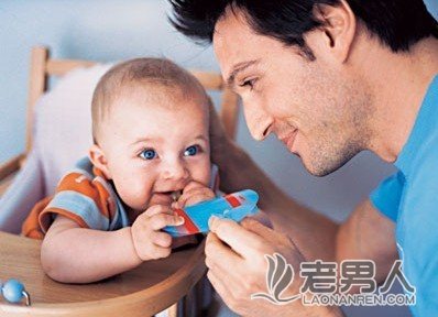 让宝宝尽早和水接触 促进宝宝感官的发育