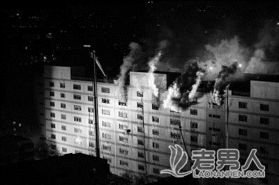 >北京一商城库房燃烧逾60小时未扑灭 楼体未坍塌