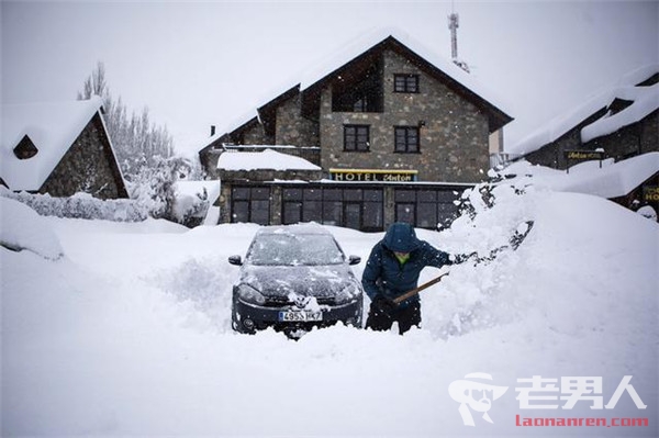 欧洲多国遭遇暴雪极寒天气 一酒店因雪崩25辆汽车被掩埋