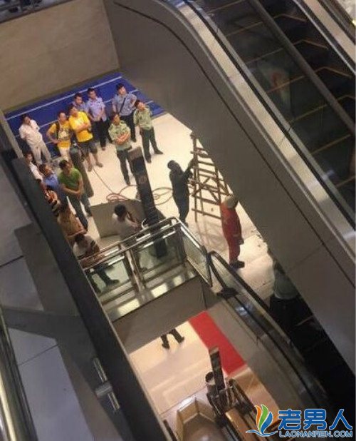 女子逛商场被电梯卷入身亡（图）