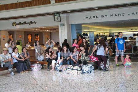 中国女游客日本机场撕逼大战 日本民众热议
