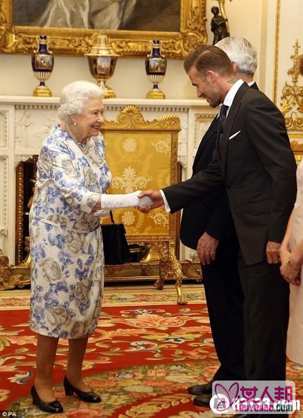 >90岁英女王握手贝克汉姆 笑容灿烂乐开花