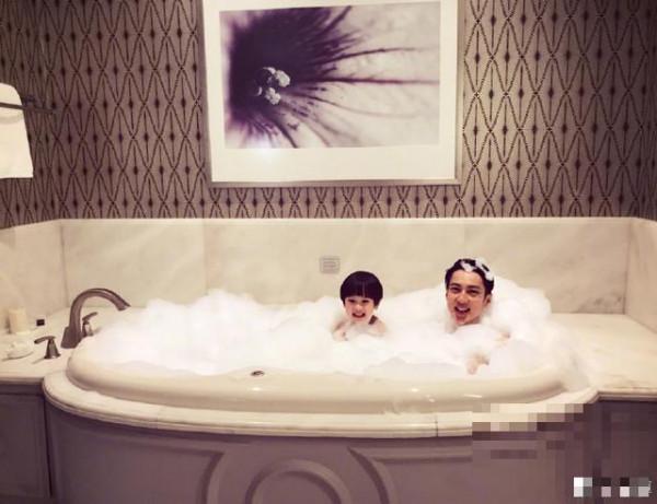 >吴尊晒与儿子沐浴香艳照，重点是他们家的浴室也太豪华了吧？
