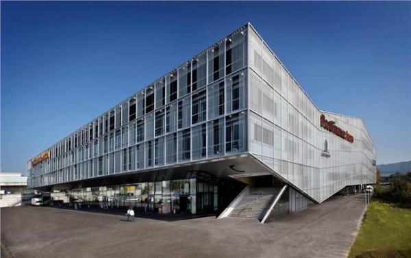 隈研吾坂茂 隈研吾在瑞士大学校园中设计的新建筑 风格很日式