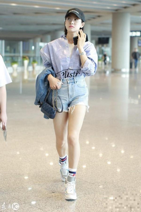 宋茜现身北京机场，笑意甚浓，不知有什么喜事；网友：大长腿好白