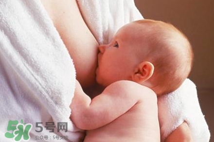 >母乳喂养的宝宝大便怎样正常？母乳喂养的宝宝需要补钙吗？