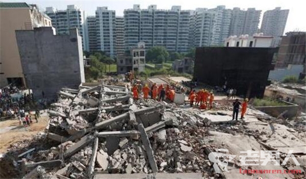 印度两栋楼房发生倒塌 造成2人死亡20多人被埋
