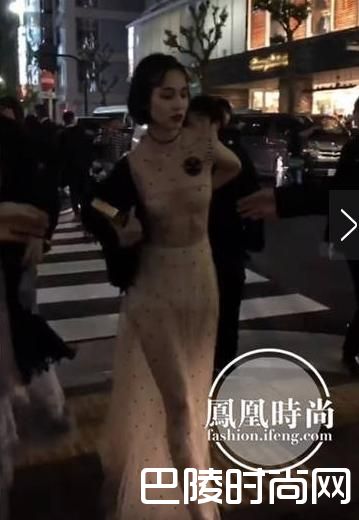 名模水原希子穿透视装亮相时装秀  女星晚上在街上穿透视裙被看光