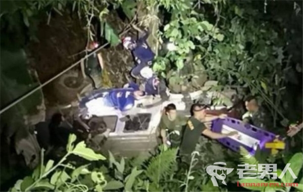 泰国救援车掉入山崖 事故致1人重伤4人轻伤