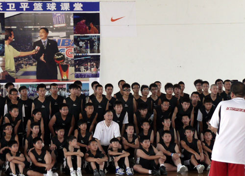 张卫平篮球训练营 张卫平2009冬季篮球训练营开营 球技英语兼修