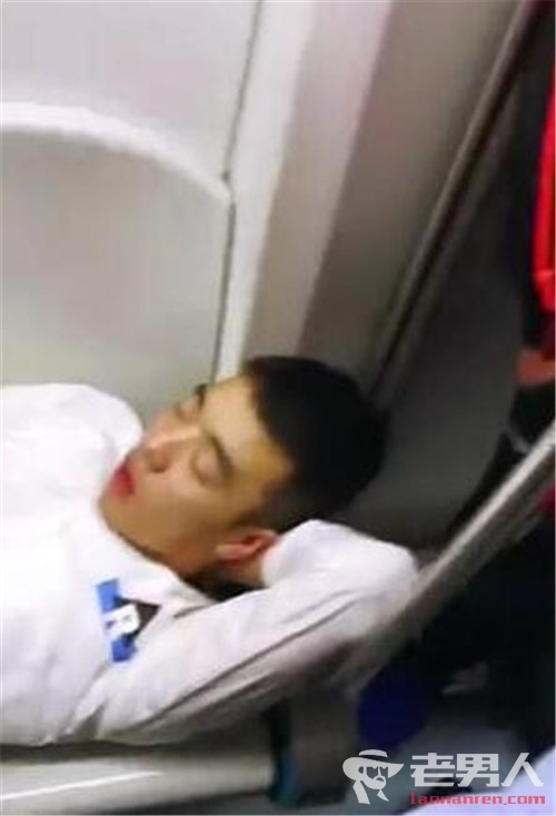 北京地铁躺占4座 男子脱鞋仰面躺地铁座位上睡觉