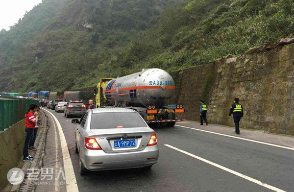 云南渝昆高速一天然气罐车发生泄漏 暂无人员伤亡