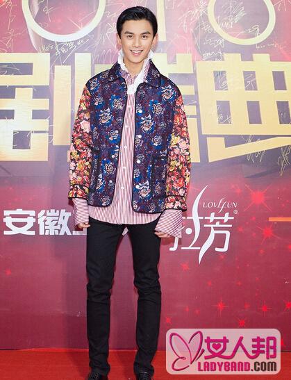 吴磊出席国剧盛典颁奖典礼 穿玫瑰印花外套内搭红色条纹衬衣