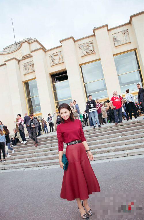 刘涛巴黎时装周红色皮裙搭羊毛大衣 复古造型超吸睛