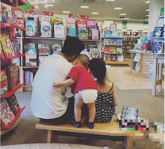 李小鹏带儿女逛图书馆 可爱的弟弟抢了镜