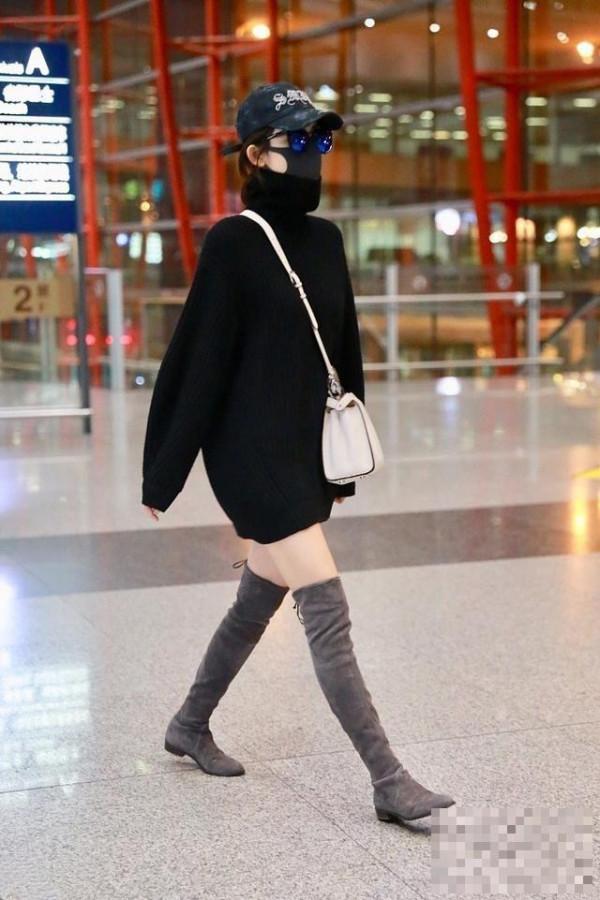 >娜扎现身机场口罩配墨镜，光着大腿穿毛衣，这是用生命秀腿啊