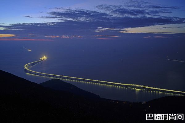 港珠澳大桥开通通车 世界最长跨海大桥串联三地经济圈