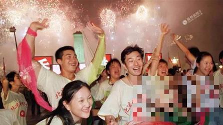 >黄晓明20年前庆祝香港回归旧照被美国博物馆收藏