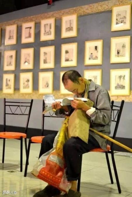 >韦思浩老人塑像 杭州为图书馆拾荒老人立像老人生前捐资助学20年