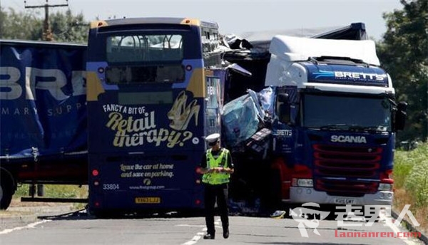 >英卡车与公交相撞最新进展 致2人死亡18人受伤