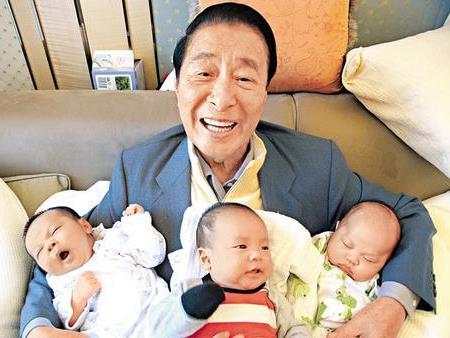 >李兆基抱上三胞胎男婴的背后:李家杰三个男婴的妈妈是代孕性质
