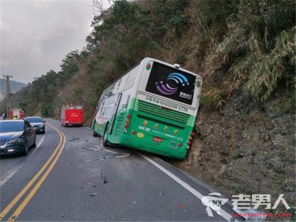 >游览车在台遇车祸 与货车擦撞滑入排水沟