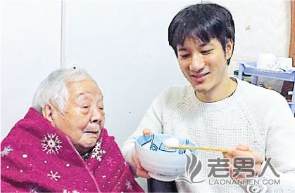 >王力宏喂94岁外婆吃汤圆网友力赞孝顺体贴（图）