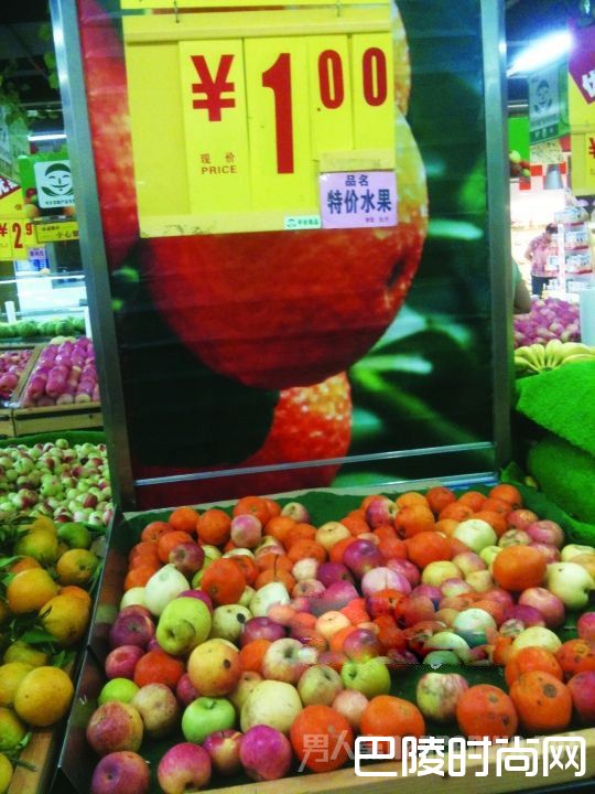 超市售卖超低价水果 烂水果都是这样卖掉的...