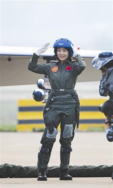 代旭女友 中国仅4名女飞行员能飞3代战机 余旭系其中之一(图)