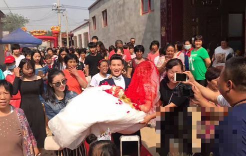 谢孟伟和爱妻回家乡办婚礼 朴实低调才是中国人的本质