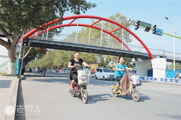 >过街天桥骑车违法 北京开出首张罚单罚款20元