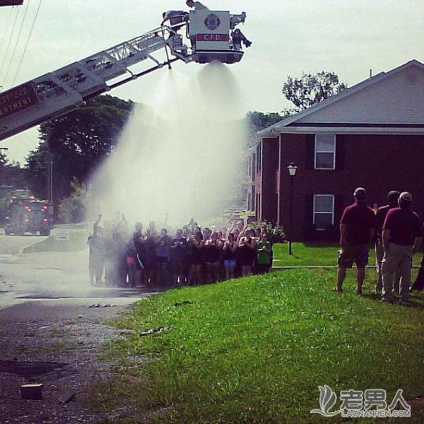消防员助学生完成“冰桶挑战” 不幸酿成悲剧