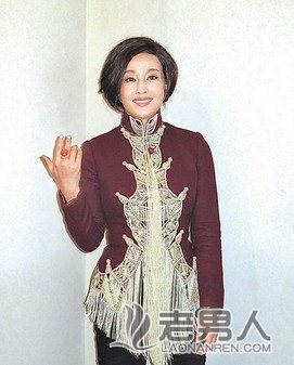 >59岁刘晓庆豪掷260万买四套珠宝 现场豪气试戴（图）