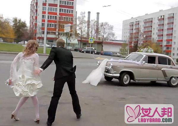 尴尬！俄新娘婚纱裙被婚车扯掉发怒