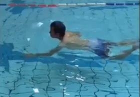 邓超晒狗刨式游泳视频助威中国游泳队 网友指派任务：用狗刨秒杀霍顿