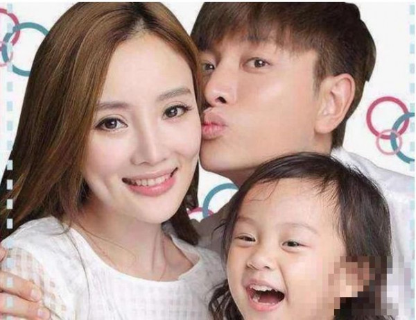 近日，网上PO出了一组李小璐和宝贝女儿甜馨的母子写真 甜馨眉目越发清秀