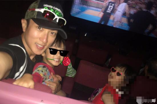 吴尊带儿女看电影 有儿女陪伴着工作令他很开心