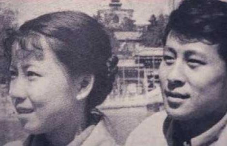 王心刚与老婆杨昭彩五十年代旧照