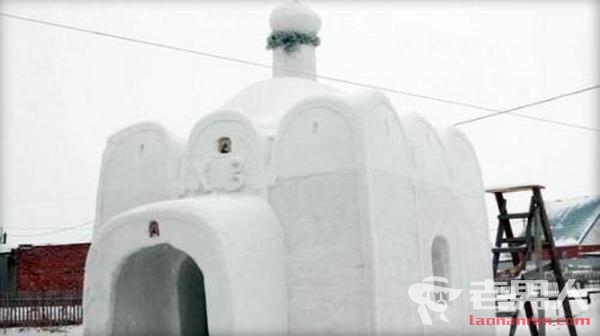 >用积雪建造雪教堂 在零下30摄氏度的低温下作业