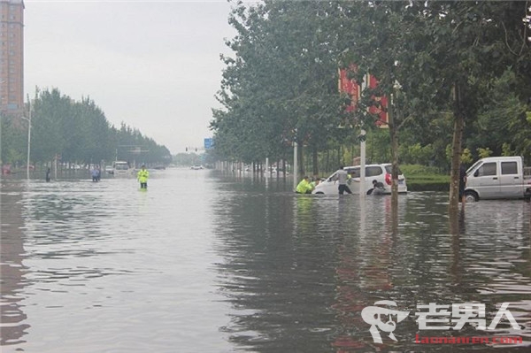 宁夏石嘴山降暴雨 水位暴涨数辆汽车被困