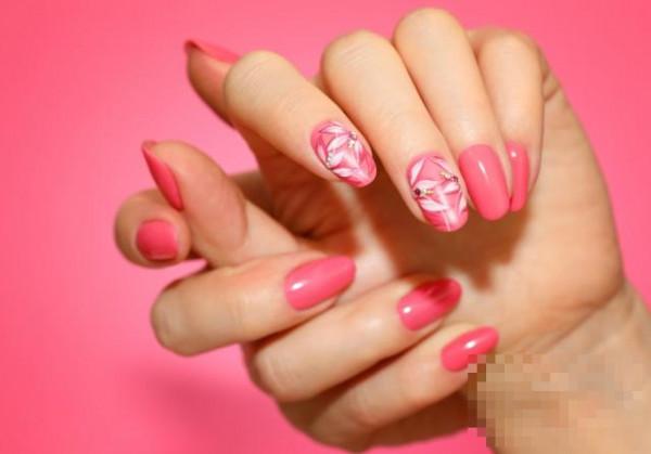 显手白的美甲图案有哪些 软萌粉色系指甲