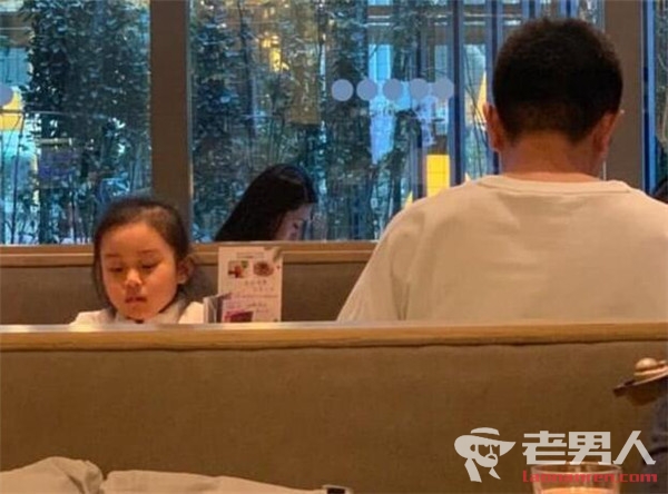 贾乃亮带女儿外出 甜馨认真翻看菜单的表情惹人心疼