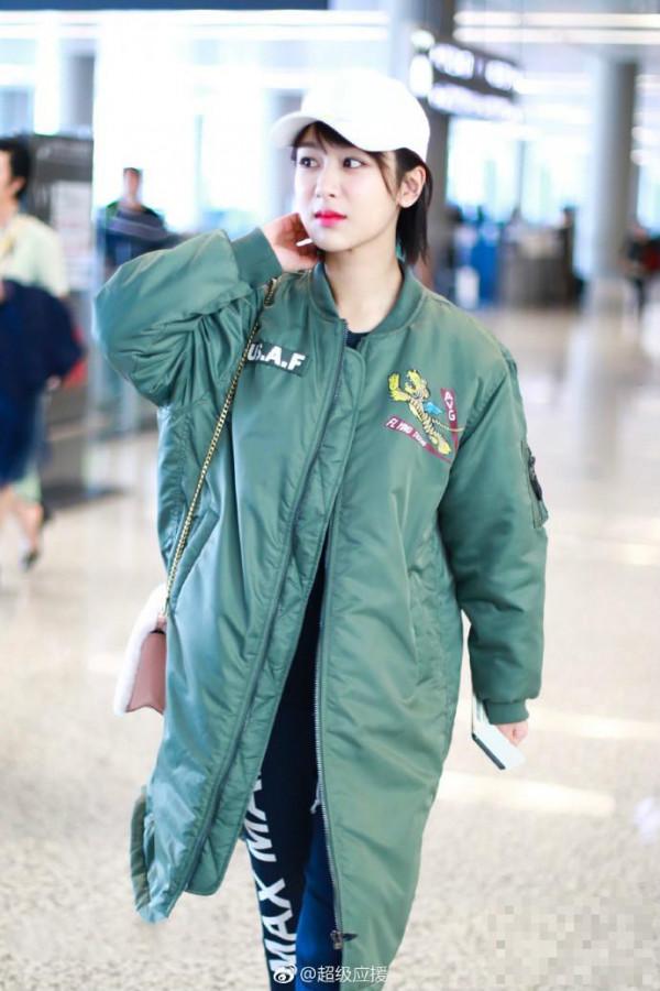 >杨紫穿军绿色风衣现身机场肤白貌美，频繁用手摸自己的短头发！