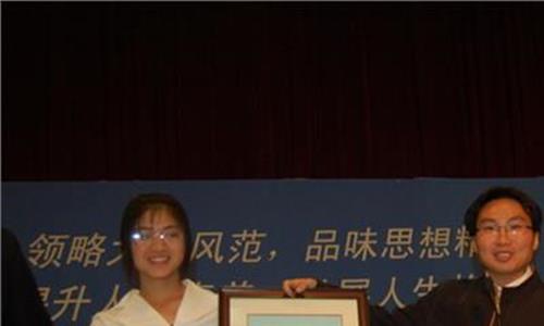 洪战辉感动中国 2005年人物:洪战辉带着妹妹上大学感动中国