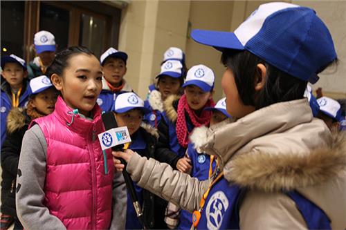 >小童星王佳妮 甘肃平凉新华小记者采访中国小童星吉祥瑞