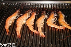 微波炉烤虾需要多久 微波炉烤虾时间和温度