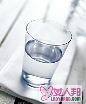老人冬季养生 三杯水保健康