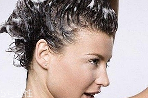 头发干燥用什么护发素？滋润保湿型